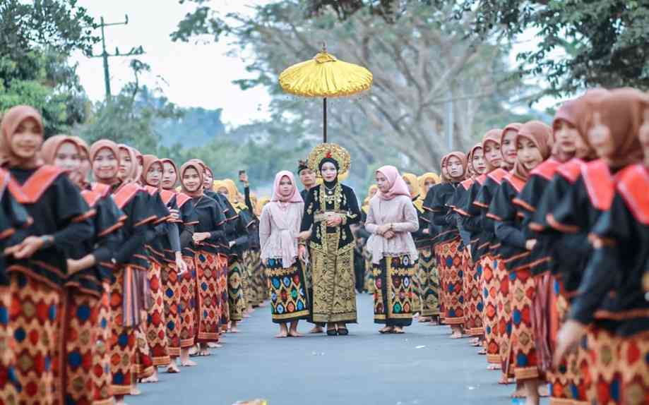 Prosesi Nyongkolan Sebagai Tradisi Adat Khas Suku Sasak Lombok Halaman prosesi-nyongkolan-sebagai-tradisi-adat-khas-suku-sasak-lombok-halaman