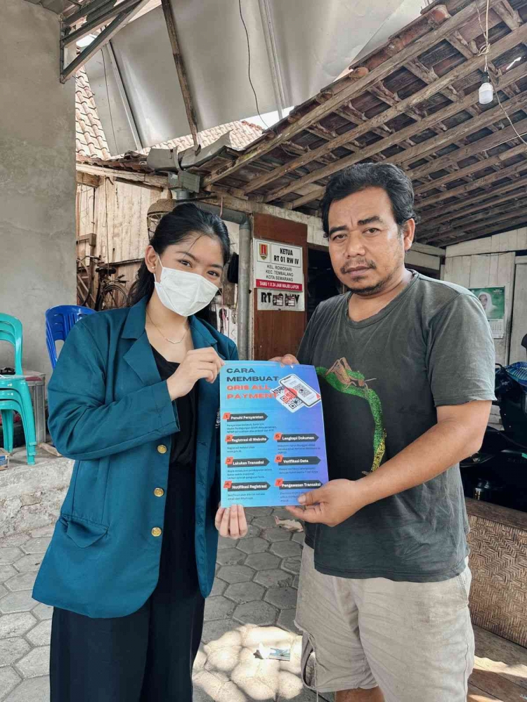 Mono Rani Sosialiasi Penggunaan Digital Payment Kepada UMKM di Kelurahan Rowosari ...