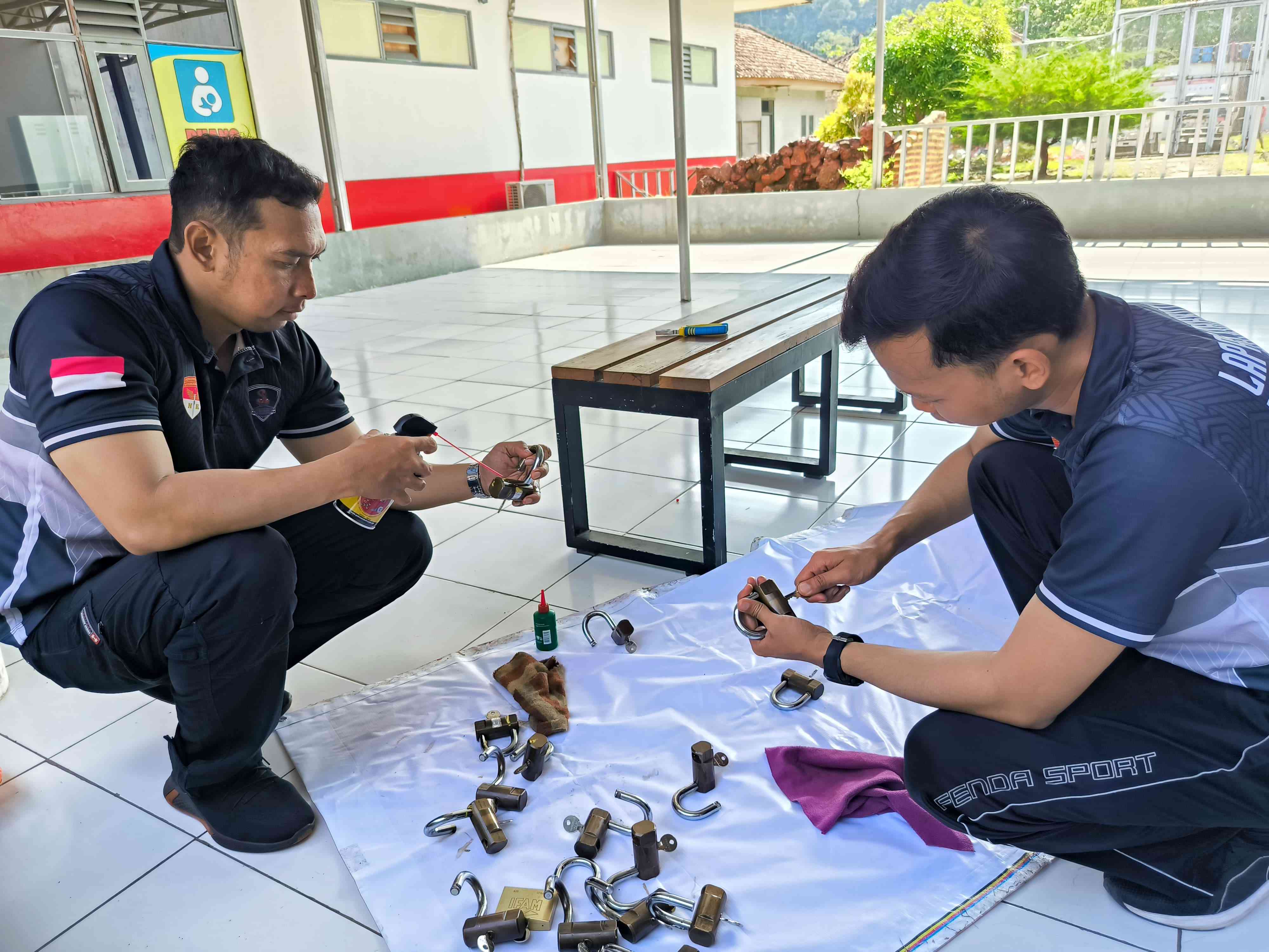 Rutin Perawatan Gembok, Upaya Cegah Gangguan Kamtib Di Lapas Narkotika ...