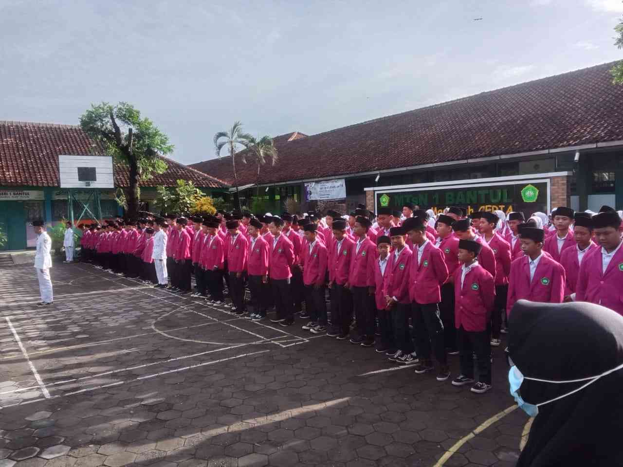 Pembina Upacara Ajak Stop Bullying Di MTsN 1 Bantul - Kompasiana.com