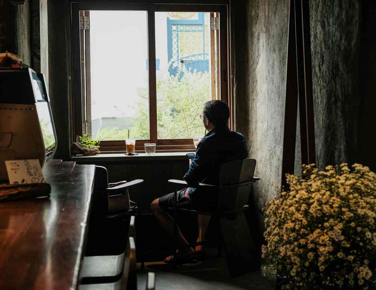 Menatap Lelaki yang Selalu Menatap ke Luar Jendela Halaman 1 - Kompasiana.com
