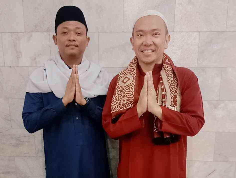 Yashirin kamerali qiz kochada siydi