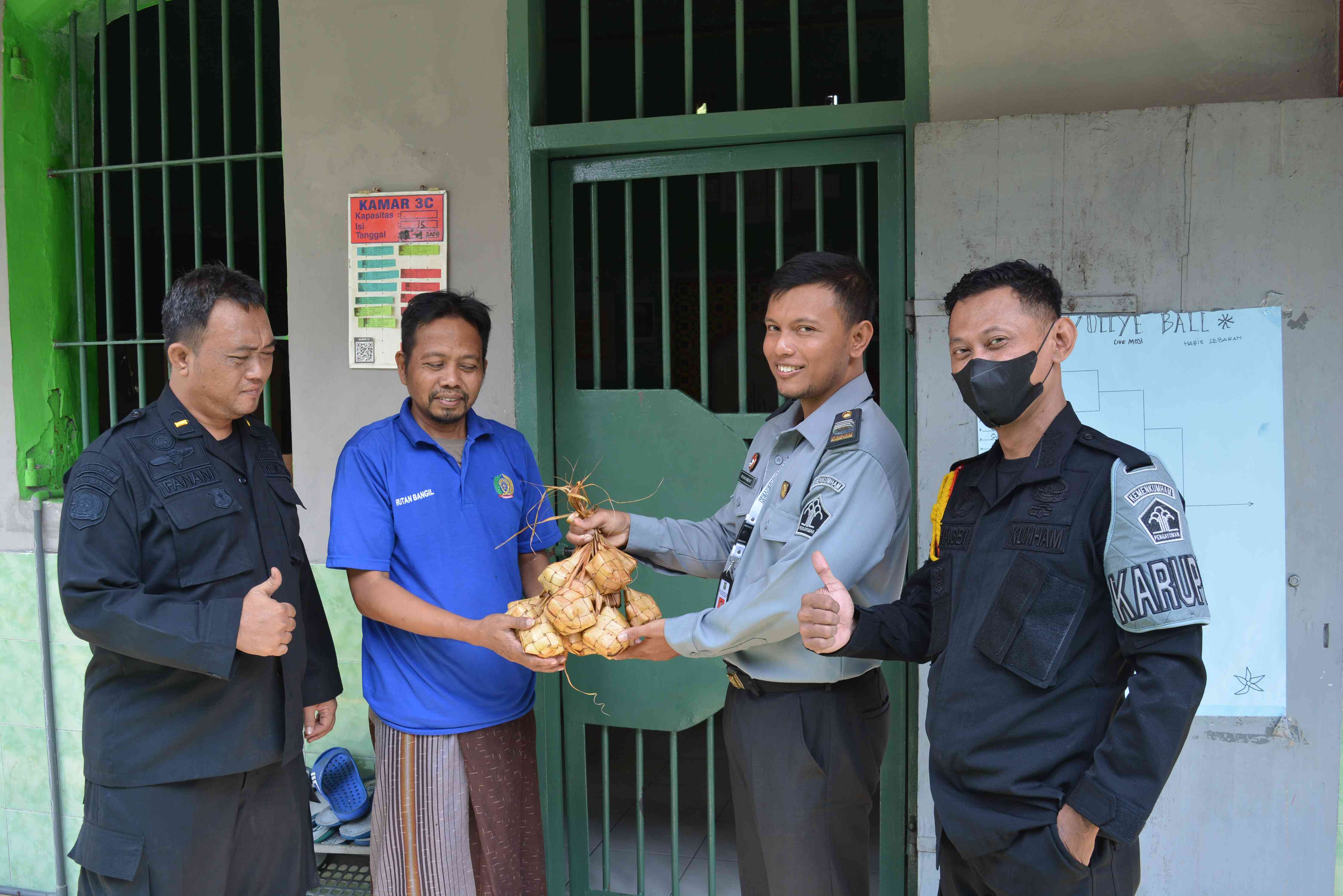 Tradisi Lebaran, Rutan Bangil Kanwil Kemenkumham Jatim Bagikan Ketupat ...