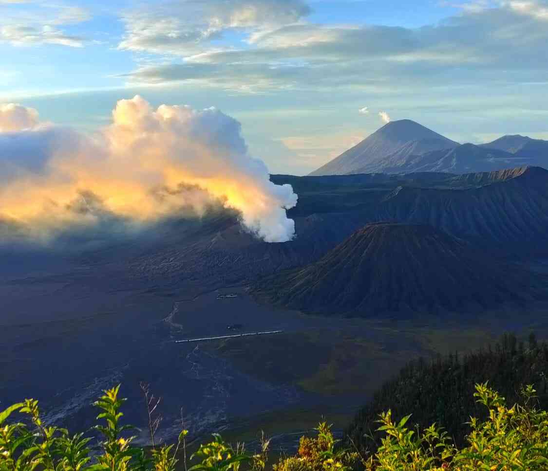 Menikmati Matahari Terbit di Gunung Bromo: Pengalaman Wisata yang Tak