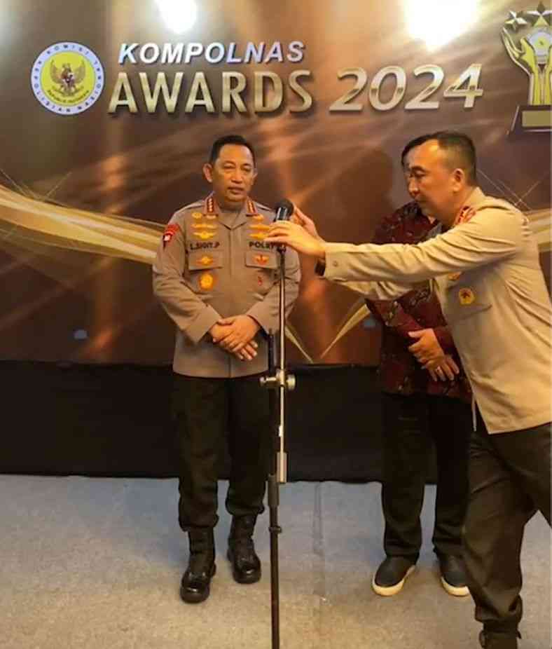 Irjen Pol Sandi Nugroho Perbaiki Mic Di Tengah Acara Kompolnas Awards ...