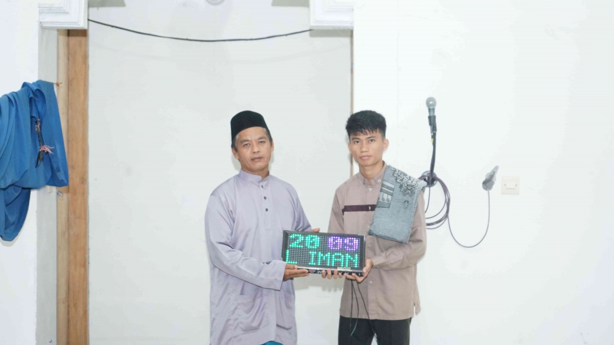 Mahasiswa KKNT 36 UNIDA Gontor Wakafkan Running Text untuk Mushola ...