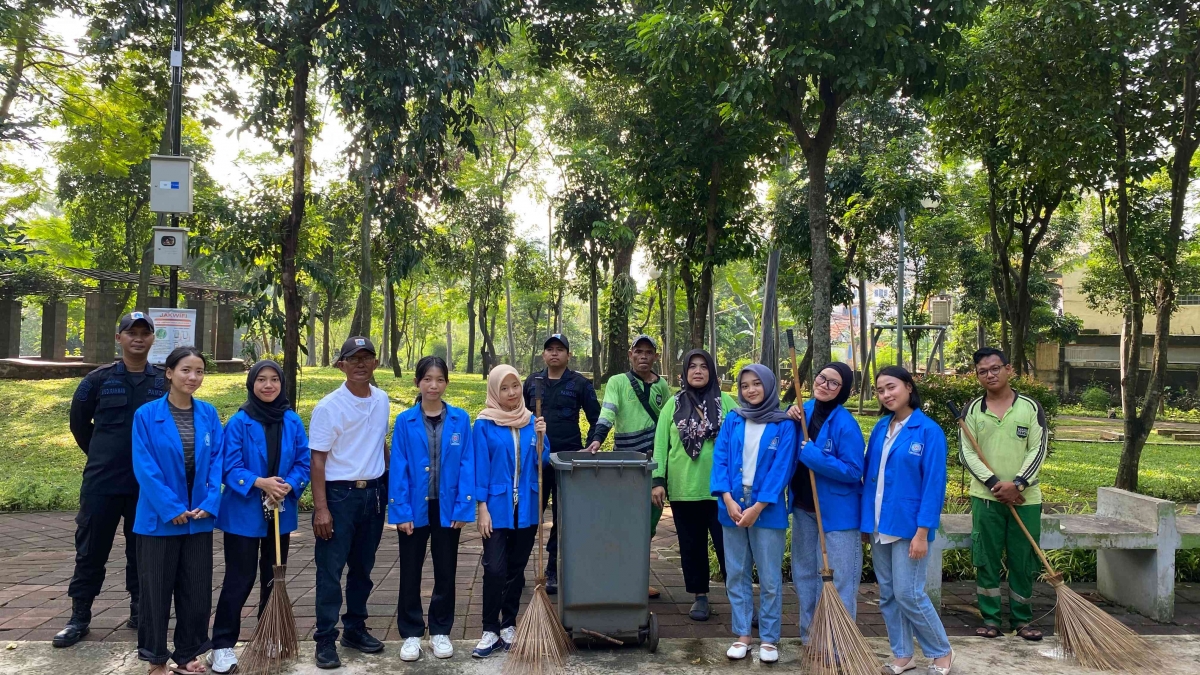 Mahasiswa UBSI Margonda gelar aksi gotong royong di Taman Sepat ...