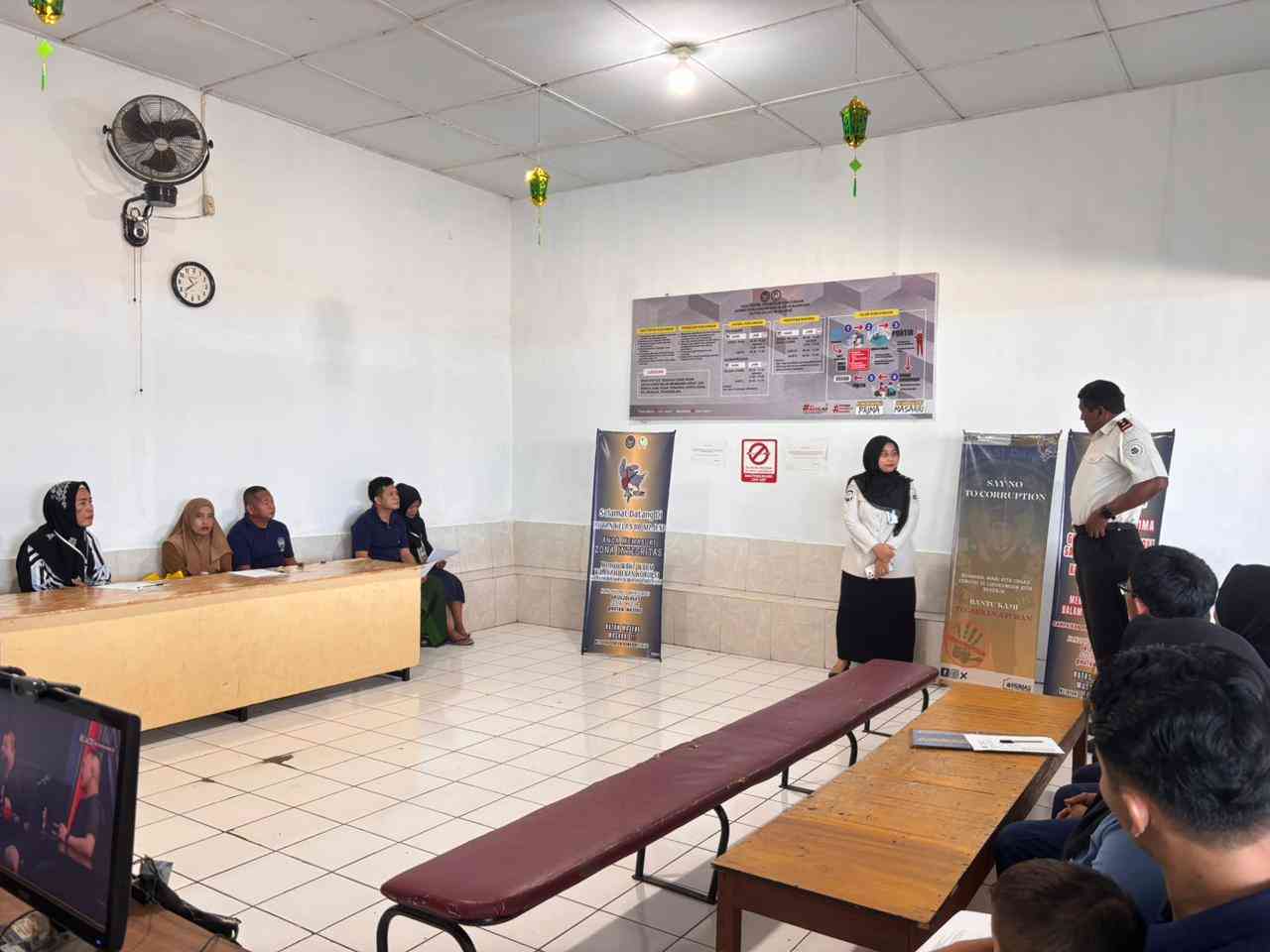 Menuju Wilayah Birokrasi Bersih dan Melayani 2026, Karutan Majene Sosialisasikan Zona Integritas kepada Pengunjung Halaman 1 - Kompasiana.com