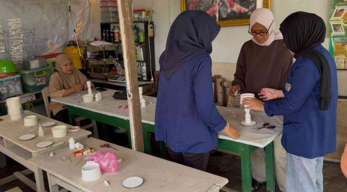 Kentugan Dari Limbah Jadi Cahaya: Mahasiswa UNY Dorong Gaya Hidup Hemat Energi ...