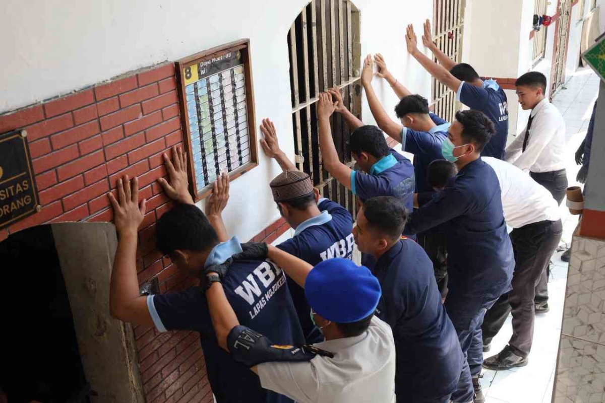 Anti Razia Rwp Buktikan Komitmen, Lapas Mojokerto Gelar Razia Mendadak Usai Ikrar Anti ...