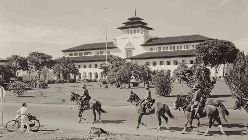 Komentar Artikel : Membaca Bandung dari Jalan, Gedung, dan Kawasannya