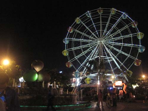 Menikmati Suasana Alun alun Kota Batu di Malam Hari oleh Menikmati Suasana Alun alun Kota Batu di Malam Hari oleh