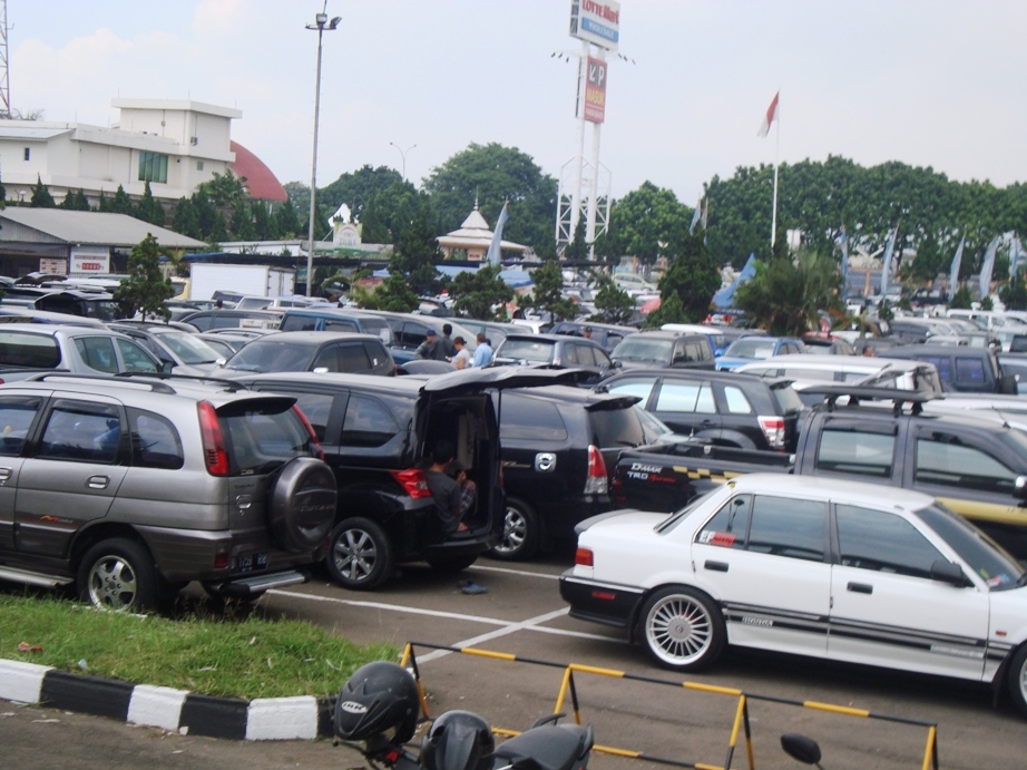 Bursa Mobil Bekas Bandung  Dibanjiri Wisatawan Lokal 