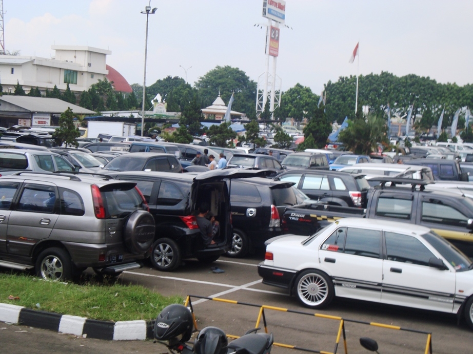 Bursa Mobil Bekas Bandung Dibanjiri Wisatawan Lokal oleh Bursa Mobil Bekas Bandung Dibanjiri Wisatawan Lokal oleh