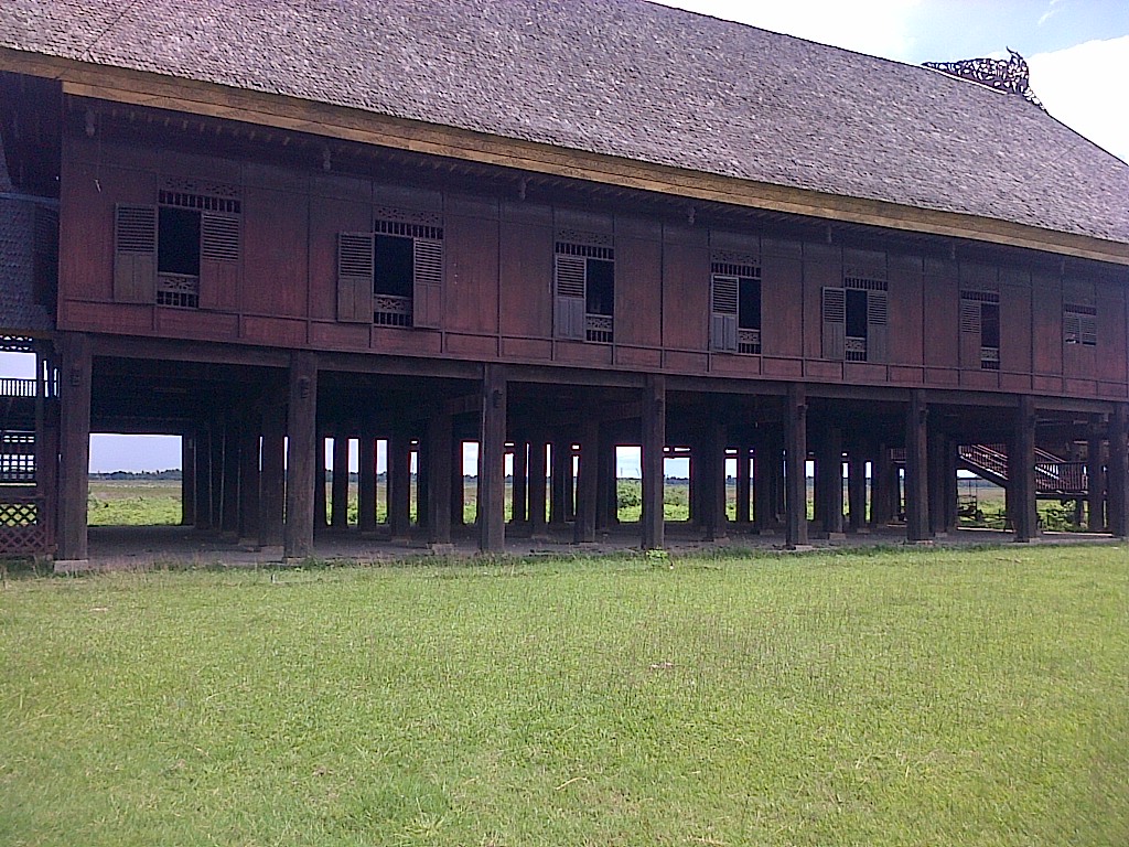 Rumah Adat 101 Tiang oleh Mukhdariah Madjid Kompasiana com Rumah Adat 101 Tiang oleh Mukhdariah Madjid Kompasiana com