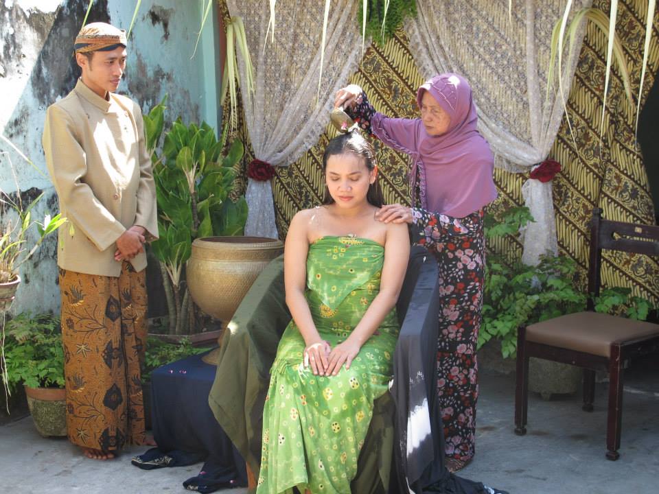 Acara Tujuh Bulanan yang Semakin Menepi oleh Sarie Acara Tujuh Bulanan yang Semakin Menepi oleh Sarie