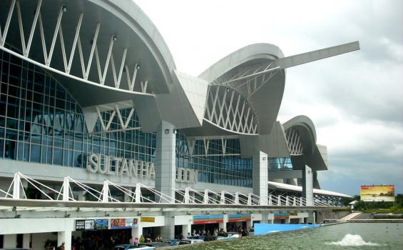 Teriakan Teriakan Di Pintu Keluar Bandara Internasional Sultan Hasanuddin Makassar Kompasiana Com Teriakan Teriakan Di Pintu Keluar Bandara Internasional Sultan Hasanuddin Makassar Kompasiana Com