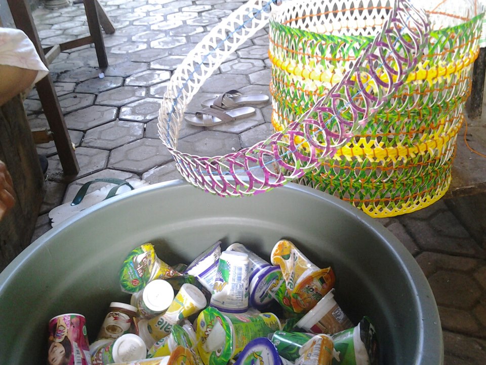 Dari Limbah Gelas Minuman Disulap Jadi Keranjang Dari Limbah Gelas Minuman Disulap Jadi Keranjang