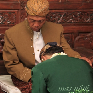 Sungkem Mohon Doa Restu Orang Tua Akan Perkawinan Kita