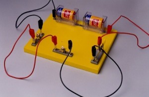 Konstruksi Konsep Rangkaian Listrik Seri dan Paralel  Konstruksi Konsep Rangkaian Listrik Seri dan Paralel