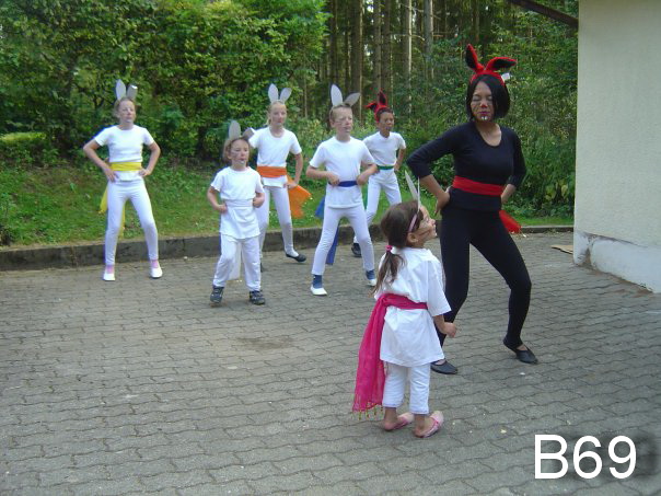 Pengalaman Menarikan Tarian Tradisional Indonesia oleh Pengalaman Menarikan Tarian Tradisional Indonesia oleh