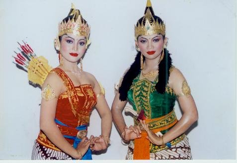 Tari Srikandi Mustokoweni oleh Sarie Kompasiana com Tari Srikandi Mustokoweni oleh Sarie Kompasiana com