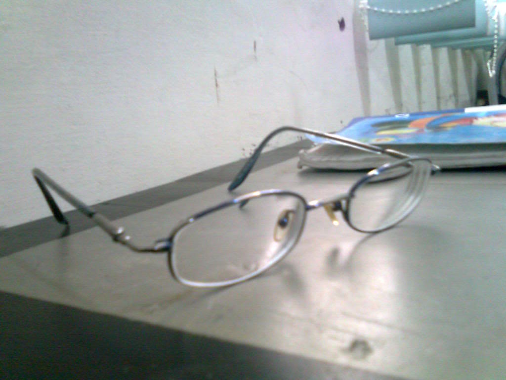  Kacamata  Mika Vs Kacamata  Kaca oleh Arif Rohmadi 