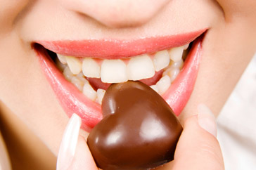 Hasil gambar untuk makan cokelat