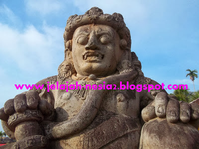 Dua Patung Raksasa Yang Menyeramkan Di Singosari - Malang - Kompasiana.com