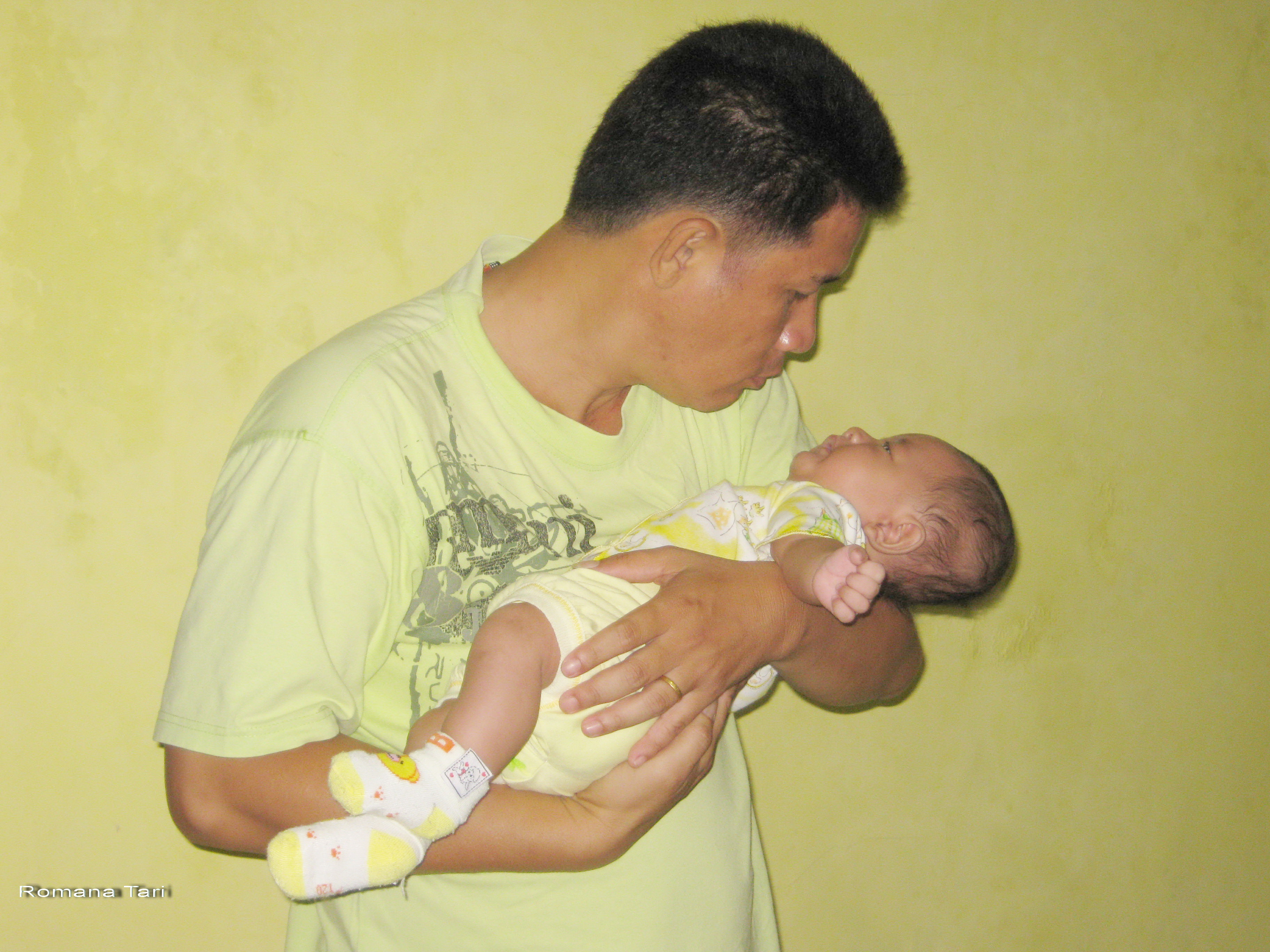Inilah Gaya Para Ayah Gendong Bayi Oleh Bidan Care Romana Tari