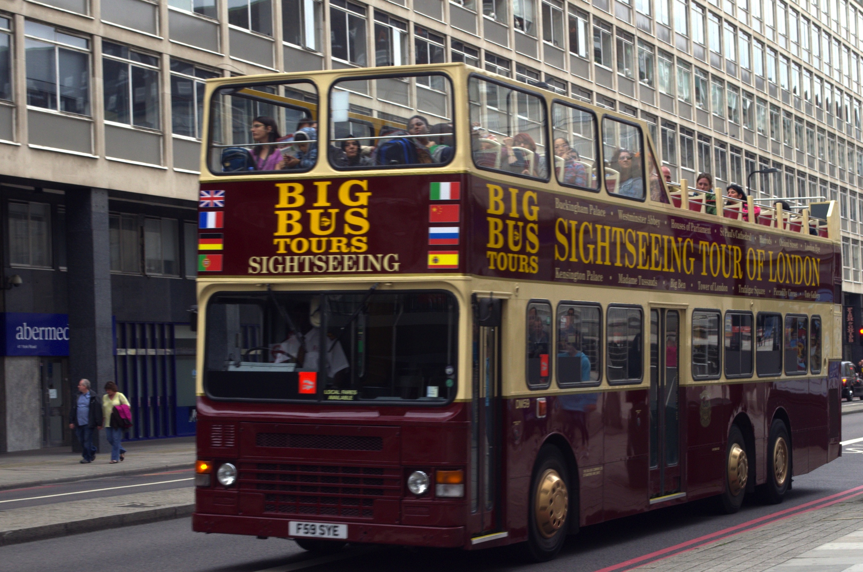 Bus Wisata "Werkudara" antara Solo dan London oleh Septin Puji Astuti Kompasiana