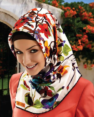 Warna Kerudung Yang Lebih Gonjreng Lebih Pas Untuk Usia 40 Tahun