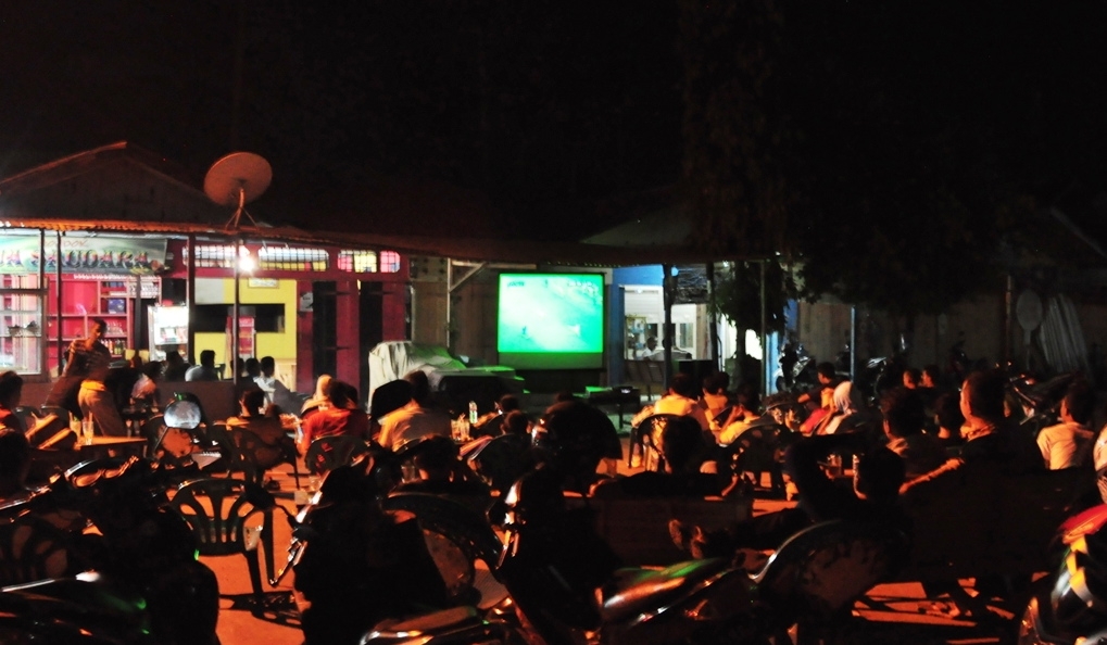 Fenomena Nobar Bola bagi Orang Kampung - Kompasiana.com