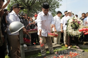 Prabowo Hatta Jangan Lupa Ziarah Juga Di Makam Korban Tragedi Mei 1998 Kompasiana Com