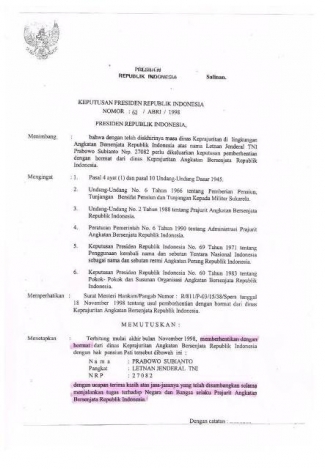 B J Habibie Menanda Tangani Surat Keputusan Pensiun Prabowo