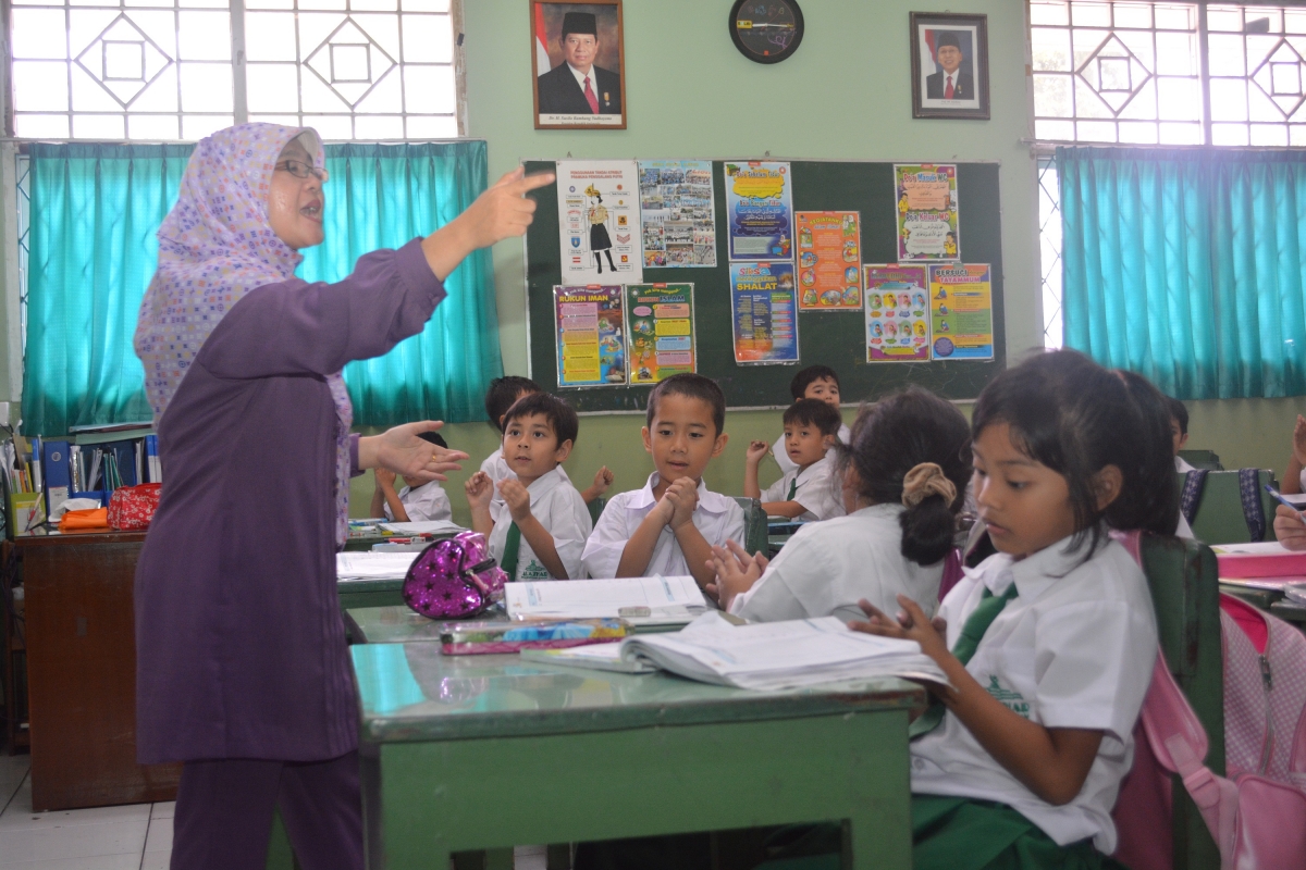 Gambar Seorang Guru Sedang Mengajar Politisi Nasdem Gambar Seorang Guru Sedang Mengajar Politisi Nasdem