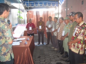 Upacara Pembukaan Pemungutan Suara Di Tps 51 Sawojajar Malang