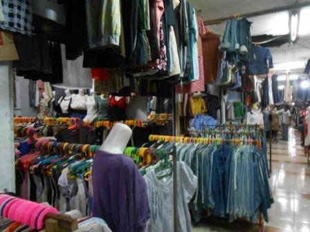 Mengamati Transaksi Jual Beli Pakaian Bekas di Pasar Mengamati Transaksi Jual Beli Pakaian Bekas di Pasar